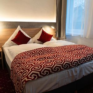 Zimmer mit Kingsize-Bett